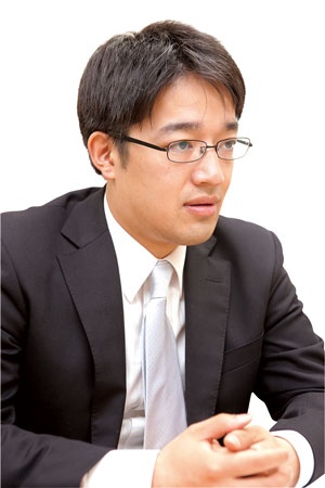 長良園の市川社長。子どもが熱を出してパートが休む場合などに備え、柔軟に生産できるラインをつくった(写真/堀 勝志古)