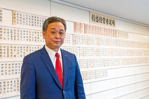 宮田社長が通う大阪の「実践経営者道場大和（だいわ）」では、出席日数などに応じてメンバーの札を順に掲げている（写真／大亀京助）