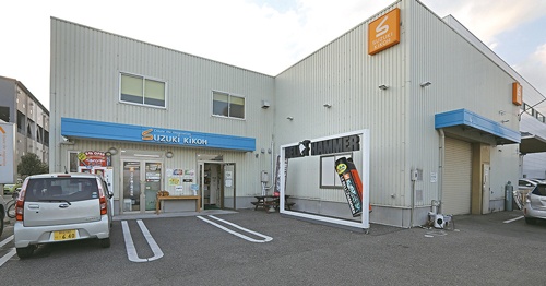 スズキ機工の本社（千葉県松戸市）。自社ブランド、ベルハンマー商品の自動販売機も設置されている