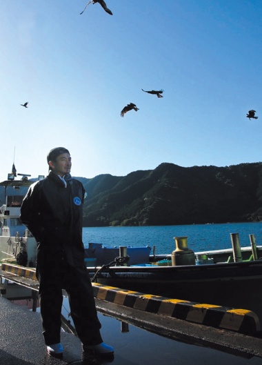 三重県尾鷲市で自ら漁をして、東京で経営する居酒屋チェーンに魚介類の供給を始めた五月女圭一・ゲイト社長