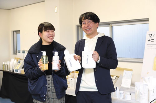 独自のフラットな組織をつくり上げた木村石鹸工業の木村社長(右)。常務就任時、約7億円の売上高は2020年6月期に約13億円に伸びた(写真/太田未来子)