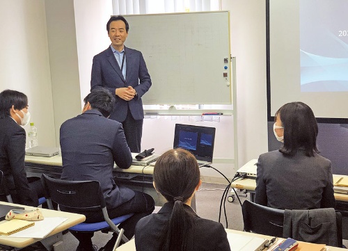 新入社員研修に臨む平井社長。ベトナムやシンガポール、フィリピンにもオフィスがある