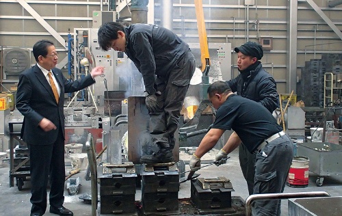 能作社長(左端)は、かつて20年近く現場で鋳物作りをした経験がある
