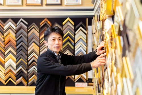 高橋社長は、大学を卒業後、愛知県の額縁メーカーに1年間勤め、金沢市にある表具店で3年間働いた後に家業に戻った(写真提供／額縁のタカハシ)
