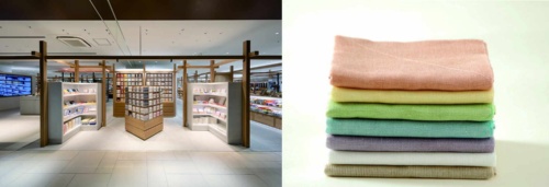 中川政七商店は全国で生活雑貨店を59店展開する。左は、2019年11月に開いた旗艦店「中川政七商店 渋谷店」の様子。右は定番商品の「花ふきん」