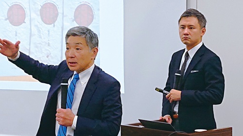 イドム 小出宗昭社長（左）、岡崎ビジネスサポートセンター 秋元祥治センター長（右）
