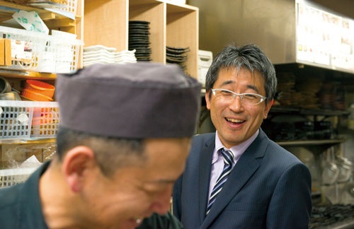 和食ダイニングの料理長と言葉を交わす、入船の入江社長。社内のコミュニケーションを活性化した