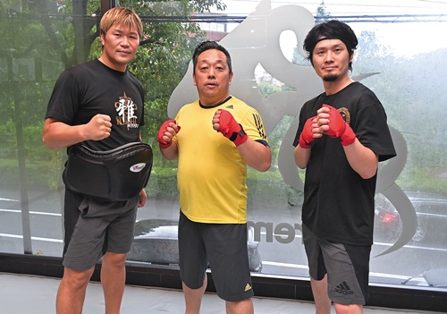 左が元K-1ファイターの小比類巻氏。中央が守井氏で、仕事仲間の経営者と一緒に。「経営者の性格がキックボクシングにも表れる」と小比類巻氏(写真/菊池一郎)
