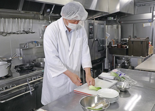 開発製造と情報発信の拠点C’s Kitchenの厨房。有名中華レストランの味を再現した冷凍総菜は小売部門「日本橋 古樹軒」で販売する(写真/都築雅人)