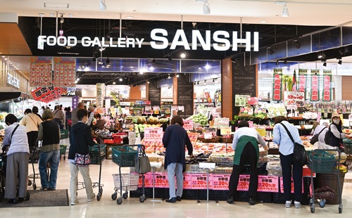 旗艦店である日永カヨー店の店頭。開店直後から多くの客でにぎわう(写真/上野英和)