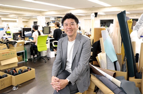 「家族総出で毎日、軽トラックで現場を回る。それが靴作りの原風景」という高本泰朗社長。分業制で製造委託する現場は現在も数百カ所に上る(写真/太田未来子)