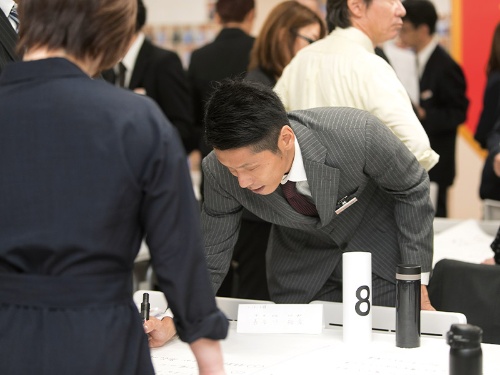 <span class="fontBold">全社員が参加して10月に行われる経営計画発表会。2019年までは200人以上が一堂に会し、数人のグループに分かれて会議を繰り返した。現在はZoomによるオンライン開催に移行</span>(写真:吉村提供)