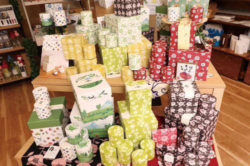 <span class="fontBold">日本茶のパッケージだけでなく菓子や雑貨、ギフト商品の企画も行う</span>(写真:都築雅人)