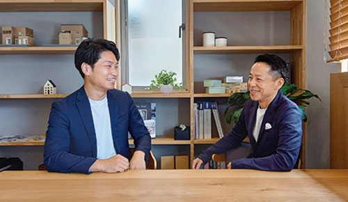 ソブホールディングス創業者の奥文宏氏（右）は事業承継会社のSoFunに事業を譲渡。SoFun創業メンバーの平井裕章氏が新たに社長に就いた