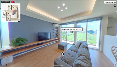 <span class="fontBold">スペースリーのサービスで作成した不動産物件を紹介するVRコンテンツのイメージ。室内を歩き回る感覚で、物件を見られる</span>