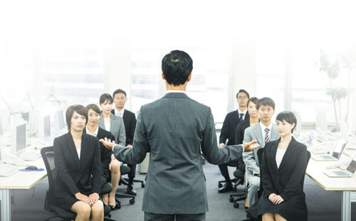 C社では朝礼で入金確認をするのが恒例となっている(写真はイメージ 写真/PIXTA)