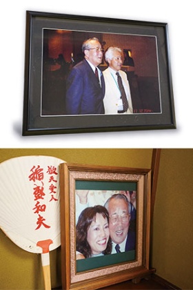 稲盛氏との思い出のツーショット写真も部屋に飾っている。どちらも大畑夫妻にとって大切な宝物だ。写真の脇には、稲盛氏が大切にしていた「敬天愛人」の言葉が入ったうちわもあった