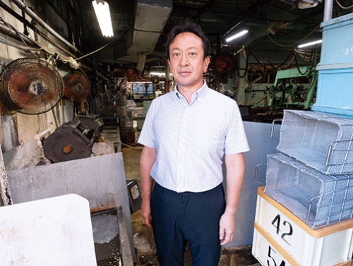 <span class="fontBold">深田 稔(ふかだ・みのる)社長</span><br />1964年東京都生まれ。大学卒業後、大手製菓メーカーの営業職を経て91年に深中メッキ工業に入社。父の急逝後、母と共に苦しい経営状態の会社を立て直し、2009年に社長就任。従業員10人の中小企業だが、特殊なめっき技術でさまざまな分野で利用されている(写真/稲垣純也)