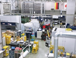 工場内は温度や湿度、明るさが一定に保たれ、欧州製を中心に各種機械が設置されている（写真／都築雅人）