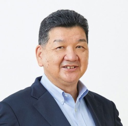 <span class="fontBold">加茂繊維の角野社長。大学で建築を学び、もとは建築業界で働いていた。業界内外の人脈を開発・販売に生かしている</span>