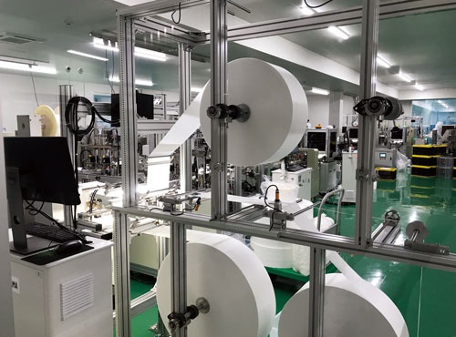 宮城県の角田工場にあるマスクの生産ライン。コロナ下で急きょ組み上げた。アイリスは専用機を極力買わず、汎用機を自前で改造する