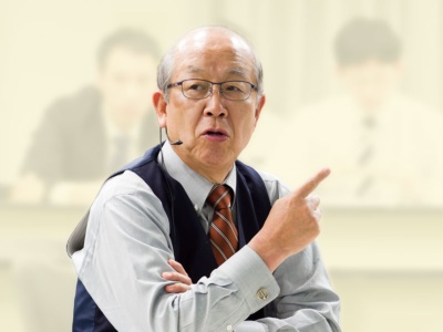 <span class="fontBold">大山健太郎(おおやま・けんたろう)氏</span><br />アイリスオーヤマ会長。1945年生まれ。大阪で父親が経営していたプラスチック加工の大山ブロー工業所(1991年にアイリスオーヤマに社名変更)を、父の死に伴って64年、19歳で引き継ぐ。経営者を56年間と長きにわたり務め、生活用品メーカーからLED照明・家電メーカーに業容拡大。2018年会長就任(写真/尾苗清)