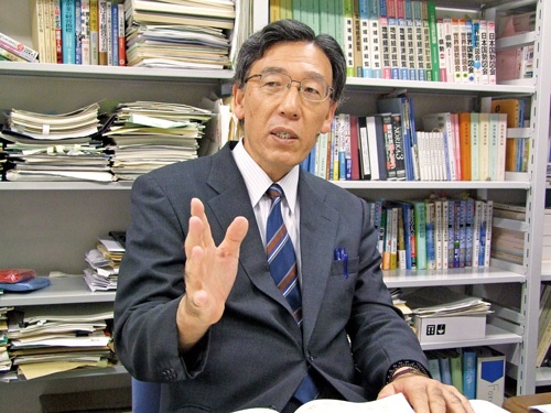 <span class="fontBold">坂本光司(さかもと・こうじ) 氏 経営学者</span><br>1947年静岡県生まれ。法政大学大学院教授などを経て、現在「人を大切にする経営学会」会長。8000社以上の会社を訪問調査している。著書に『日本でいちばん大切にしたい会社』シリーズ。近著に『会社の「偏差値」』などがある