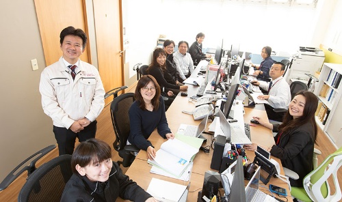 竹延社長と、建設アシスタントの社員たち。他社からの引き合いも多いという(写真:太田未来子)