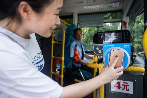 中国では公共バスの支払いも「支付宝（アリペイ）」でできる（写真：ユニフォトプレス）