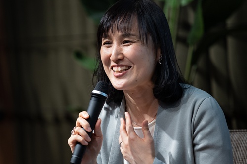 <span class="fontBold">市原明日香<br>モデラート代表取締役</span><br>1976年生まれ。東京大学教養学部卒。2児の母。アクセンチュアで3年間経営コンサルティングに従事。ルイ・ヴィトン ジャパンにて4年間CRM(カスタマー・リレーションシップ・マネジメント)に従事。息子の闘病、フリーランスの期間を経て、2014年にモデラートを設立した(写真:ドリームムービー)