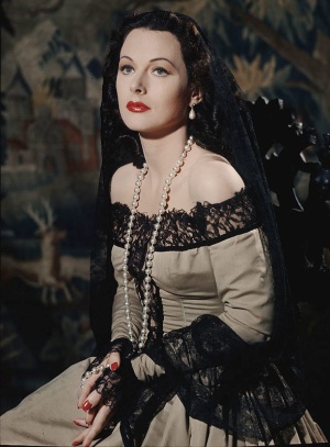 <span class="fontBold">Hedy Lamarr(1914~2000):</span>ウィーン出身の女優・発明家。30本以上の映画に出演し、6回の結婚・離婚をしたハリウッドスター。魚雷の無線誘導技術に関心を持ち、妨害電波に強い「周波数ホッピング」方式を考案し、1942年に友人と共同で特許をとった。ラマーらはこの発明の功績により「全米発明家殿堂」入りしており、誕生日である11月9日は母国オーストリアやドイツなどで「発明家の日」とされている。(写真:Eliot Elisofon / Getty Images)