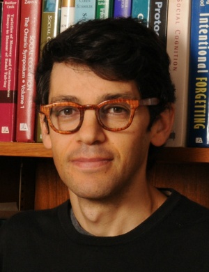 <span class="fontBold">レイモンド・フィスマン<br> (Raymond Fisman)</span><br> 米コロンビア大学経営大学院教授、社会事業プログラム共同ディレクター。米ハーバード大学で経営学の博士号(Ph.D.)を取得後、世界銀行アフリカ部門でコンサルタントとして働く。1999年から米コロンビア大学に籍を置く。米ニューヨーク・タイムズ、アル・ジャジーラ、上海デイリーなど、さまざまな媒体に寄稿。
