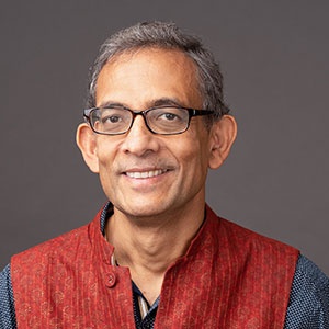 <span class="fontBold">アビジット・バナジー（Abhijit Banerjee）</span><br>米マサチューセッツ工科大学（MIT）経済学部教授 1961年生まれ。インドのコルカタ大学卒、ジャワハラール・ネルー大学修士課程修了。88年に米ハーバード大学で経済学の博士号（Ph.D.）を取得。2009年インフォシス賞受賞。11年、フォーリンポリシー誌が選ぶ世界の思想家100人に選ばれた。19年、マイケル・クレマー米ハーバード大学経済学部教授（当時）、配偶者でもあるエステル・デュフロ米MIT経済学部教授らとノーベル経済学賞を共同受賞。専門は開発経済学と経済理論。デュフロ教授との最新の共著として『絶望を希望に変える経済学』（日本経済新聞出版）を出版。（写真：Nastasia Verdeil）