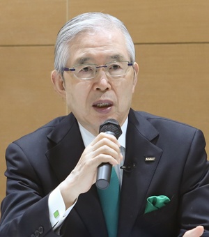 永守重信(ながもり・しげのぶ)氏 学校法人永守学園理事長、日本電産会長CEO 1944年生まれ。67年職業訓練大学校(現・職業能力開発総合大学校)電気科卒。ティアックなどを経て73年に日本電産を創業、社長に就任。経営不振企業のM&A(合併・買収)などを通じて世界一のモーターメーカーに育てた。2014年から会長兼務。18年6月から会長CEOに。私財100億円余りを投じて京都学園大学(現・京都先端科学大学)の改革に乗り出し、同大学を運営する京都学園(現・永守学園)理事長に就任した(写真:太田未来子)