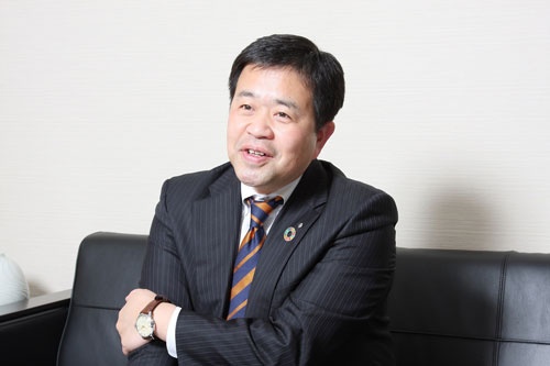 <span class="fontBold">竹内雅彦(たけうち・まさひこ)</span><br />1993年入社、営業部門、新規得意先開拓や営業企画担当、広報宣伝業務などを経て2019年、西川3社統合時に取締役。営業統括担当(写真:柚木裕司)
