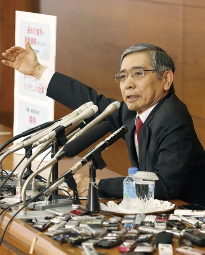 2013年4月、金融政策決定会合後、記者会見し新たな量的緩和について述べる黒田東彦総裁（写真：共同通信）