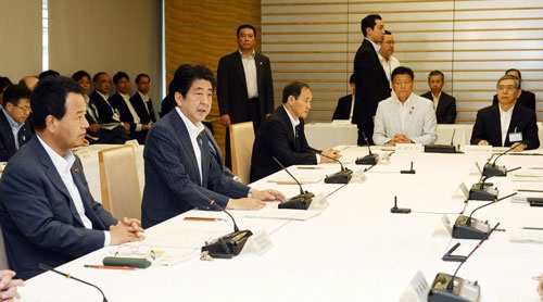 リフレ派は消費増税をインフレ期待に効かない犯人とした(写真は2013年8月、消費増税の影響を検証する経済財政諮問会議)(写真:共同通信)