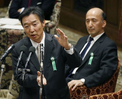 2013年3月5日、衆院議院運営委で所信を述べる、次期日銀副総裁候補の岩田規久男学習院大教授。「物価上昇率2%を必ず達成する、この達成責任を全面的に負うという立場に立つ必要がある」などと述べた。右は中曽宏日銀理事(肩書はいずれも当時)(写真:共同通信)