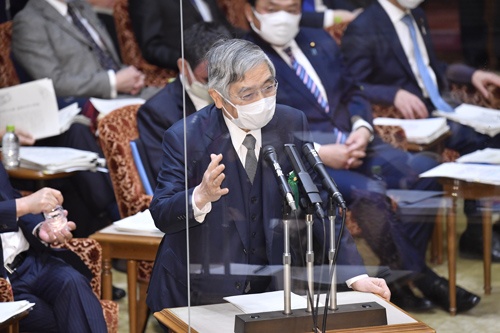 1月27日、衆院予算委員会で答弁する日本銀行の黒田東彦総裁。上場投資信託（ETF）の含み益が12兆円だとした（写真＝共同通信）