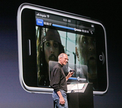2007年1月9日、「Macworld」で講演するスティーブ・ジョブズ(写真:MediaNews Group/Bay Area News via Getty Images)