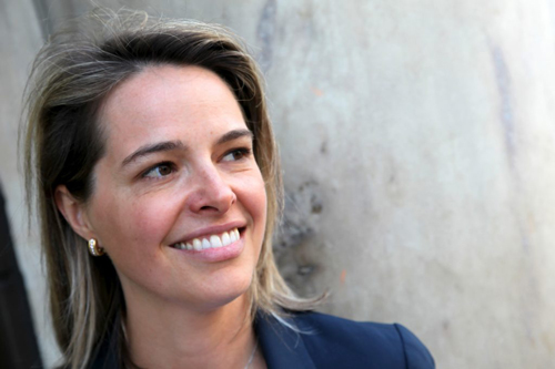 <span class="fontBold">エリン・メイヤー[Erin Meyer]</span><br> INSEAD（インシアード）マネジメント実践教授<br> 大学卒業後、米政府が運営するボランティア組織「平和部隊」の一員としてアフリカで2年間英語を教える。INSEAD客員教授を経て2021年から現職。専門は異文化経営で、企業幹部向けプログラム「国境と文化を超えるリーダーシップ」のディレクターも務める。世界各国の文化を8つの指標で分析する「カルチャー・マップ」で注目を集め、世界で最も影響力のある経営思想家を選ぶ「Thinkers50」に過去2度選出されている。