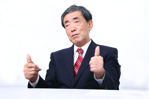 毎週日曜日、決まった店を回り定点観測を続ける松本会長(写真:高橋久雄)