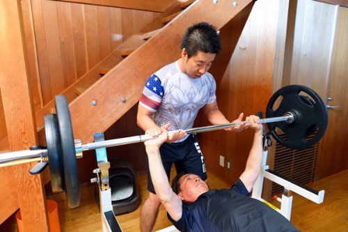 ベンチプレスは年内80kgが目標！ サポートしているのが山崎トレーナー。