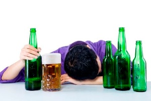 左党にとって、心底まで酔えるのはかけがえのない幸せではあるが、飲酒量が増えるにつれて「脳」の萎縮も進むことがわかっている。(©ximagination-123rf)