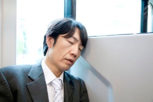 電車での仮眠時間を睡眠時間に算入しても問題ない?(©PaylessImages-123RF)