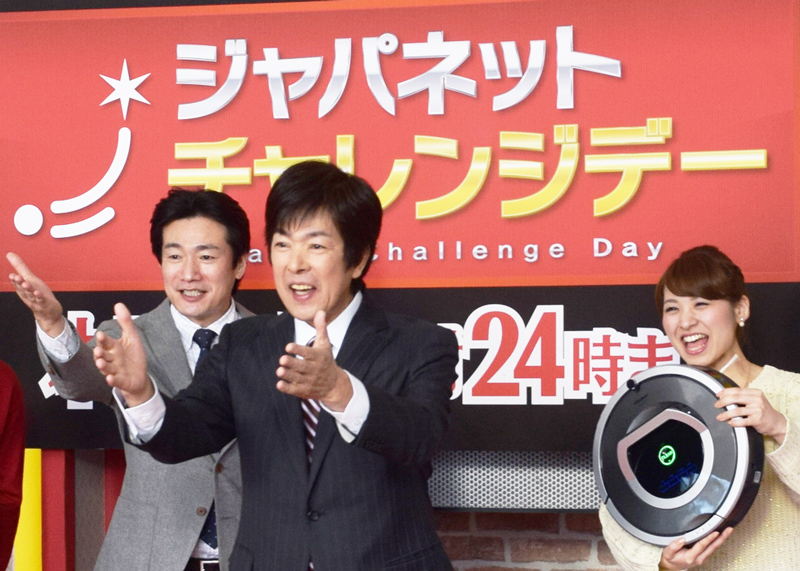 テレビ通販番組でお馴染みの髙田明さん（中央）。髙田さんと言うと、あの高い声を思い浮かべる人が多いだろうが、取材時の話し方はいたって普通。画面から伝わってくる明るさはそのままでも、普段からあのテンションでは話せないのだとか…。