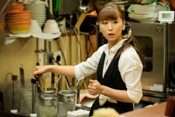 店主の鈴木瑞穂氏は、エステティシャンとラーメンの料理人という二つの顔を持つ。厨房での麺の湯切りなどもお手のもの