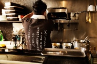 昼夜1人で店を切り盛りする店長の松浦大悟氏。カウンター内の厨房で、テンポよくラーメンを作り上げる