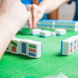 麻雀をやっている人の脳年齢は実年齢より3歳若い（©PAN XUNBIN/123RF.com）