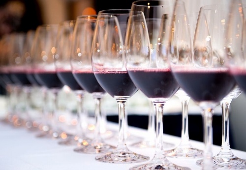 ワインは健康にいいお酒というイメージを持っている人も多いだろう。特に赤ワインはポリフェノールを多く含むので体にいいと言われるが、実際はどうなのだろうか（&copy;Aleksandrs Tihonovs  -123rf）